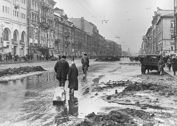 Das Geschehen in Leningrad gilt als größte menschliche Katastrophe, die eine Stadt in der Geschichte der Menschheit erleben musste: An Artilleriebeschüssen und Bombardierungen und vor allem an Hunger sollte die Millionenstadt an der Newa vernichtet werden.